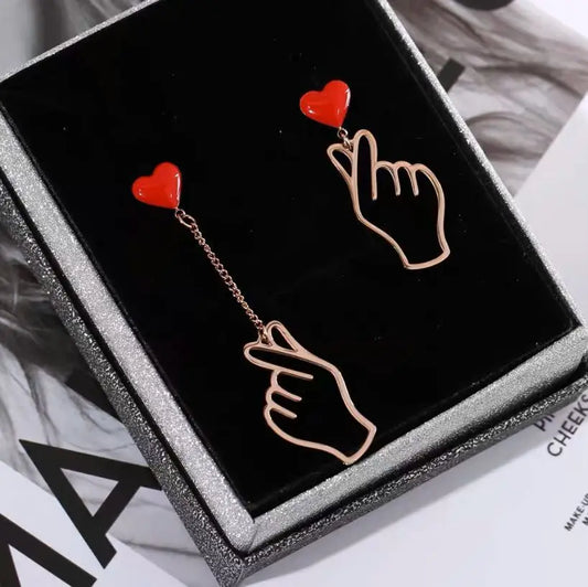 💖 Brinco Coreano Gesto de Coração – Amor e Estilo no Seu Look!